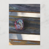 Carte Postale Petit cœur peint sur un rocher caché sur un banc (Devant)