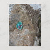 Carte Postale Petit cœur peint sur une pierre cachée sur un roch (Devant)