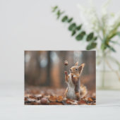 Carte Postale Petit écureuil mignon attrapant une glande (Debout devant)
