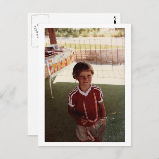 Carte Postale Petit enfant en rouge (Devant / Derrière)