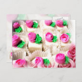 Carte Postale Petit Fours surmonté de délicats roses roses roses (Devant / Derrière)