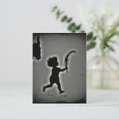 Carte Postale Petit garçon avec un Palm Frond (Debout devant)