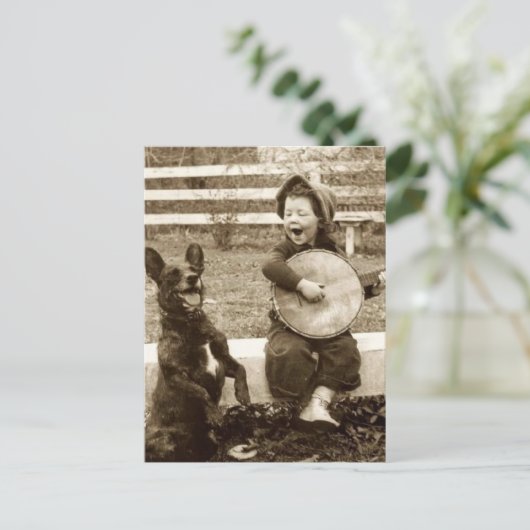 Carte Postale Petit garçon et chien, musique (Debout devant)