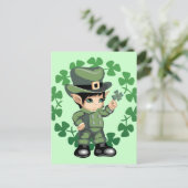 Carte Postale Petit Leprechaun avec Shamrocks (Debout devant)