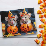 Carte Postale Petit mignon Citrouille d'Halloween<br><div class="desc">Cette conception peut être personnalisée en choisissant l'option Modifier la conception. Vous pouvez également transférer sur d'autres objets. Contactez-moi à l'adresse colorflowcreations@gmail.com ou utilisez l'option conversation en haut de la page si vous souhaitez avoir cette conception sur un autre produit ou si vous avez besoin d'aide pour cette conception. Voir...</div>