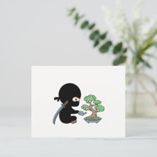Carte Postale Petit Ninja arrosage Bonsai Tree