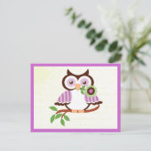Carte Postale Petite chouette de printemps tenant une fleur dans (Debout devant)
