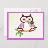 Carte Postale Petite chouette de printemps tenant une fleur dans (Devant / Derrière)