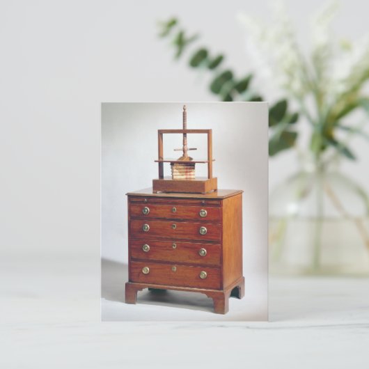 Carte Postale Petite commode en acajou par Sheraton (Debout devant)