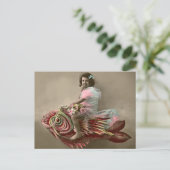 Carte Postale Petite fille à cheval sur un poisson (Debout devant)