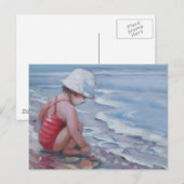 Carte Postale Petite fille avec casquette blanc à la plage (Devant / Derrière)