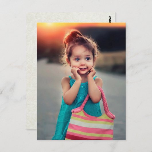 Carte Postale Petite fille avec sac à main rayé (Devant / Derrière)