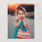 Carte Postale Petite fille avec sac à main rayé (Devant)