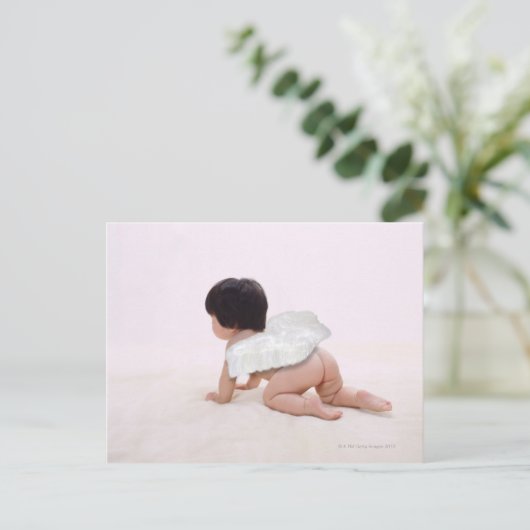 Carte Postale Petite fille dans les ailes d'ange, sourire, vue a (Debout devant)