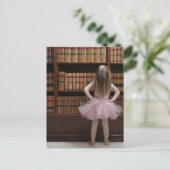 Carte Postale petite fille dans tutu lecture couvertures dans (Debout devant)