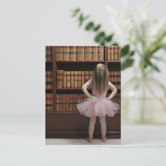Carte Postale petite fille dans tutu lecture couvertures dans (Debout devant)