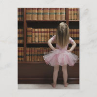 petite fille dans tutu lecture couvertures dans