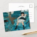 Carte Postale Petite fille dans un fauteuil bleu | Mary Cassatt<br><div class="desc">Little Girl in a Blue Fauteuil (1878) de Mary Cassatt est le portrait frappant d'une jeune fille qui s'allonge dans un grand fauteuil bleu. Le tableau saisit un moment de détente, l'enfant se penchant de façon décontractée et dégageant un sentiment de facilité jeune. Les tons bleus de la chaise contrastent...</div>