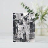 Carte Postale petite fille et monstre4 (Debout devant)