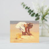 Carte Postale Petite fille mignonne jouant dans le sable (Debout devant)