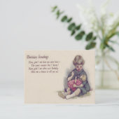 Carte Postale Petite fille mignonne qui nourrit sa poupée (Debout devant)