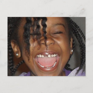 Carte Postale Petite fille souriant largement avec des dents man
