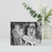 Carte Postale Petite infirmière, 1943 (Debout devant)