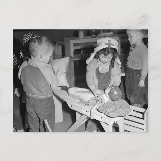 Carte Postale Petite infirmière, 1943 (Devant)