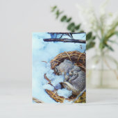 Carte Postale Petite souris qui dort dans la neige (Debout devant)