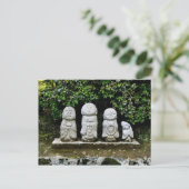 Carte Postale Petites statues de pierre (Debout devant)