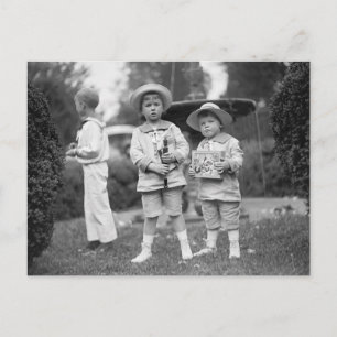 Carte Postale Petits garçons avec jouets, 1915