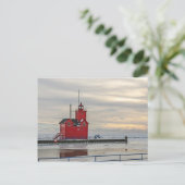 Carte Postale Phare connu sous le nom de Big Red en Holland Mich (Debout devant)