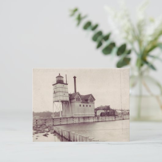 Carte Postale Phare de Holland Harbour 2 (Debout devant)