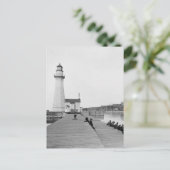 Carte Postale Phare d'Oswego Harbour West Pierhead (Debout devant)