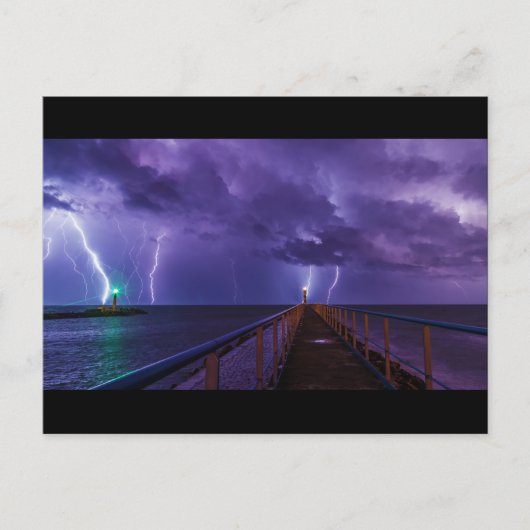 Carte Postale Phare en orage violet avec pluie (Devant)