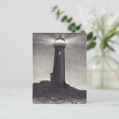 Carte Postale Phare la nuit brillant un feu de navigation (Debout devant)