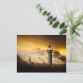 Carte Postale Phare lumineux sous ciel dramatique (Debout devant)
