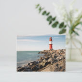Carte Postale Phare rouge à Warnemuende (Debout devant)