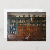 Carte Postale Pharmacie - Juste derrière le comptoir (Devant / Derrière)