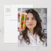 Carte Postale Pharmacie tenant une bouteille de pilule (Devant / Derrière)