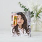 Carte Postale Pharmacie tenant une bouteille de pilule (Debout devant)