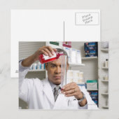 Carte Postale Pharmacien mesurant la médecine liquide (Devant / Derrière)