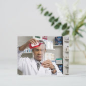 Carte Postale Pharmacien mesurant la médecine liquide (Debout devant)