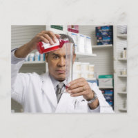 Pharmacien mesurant la médecine liquide