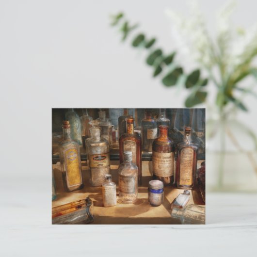 Carte Postale Pharmaciste - Digestable (Debout devant)