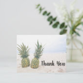 Carte Postale Photo de 2 ananas sur un Merci de plage (Debout devant)
