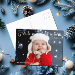 Carte Postale Photo de bébé religieuse Faire-part de naissance d<br><div class="desc">Elégante carte postale de Noël avec un beau verset biblique sur Jésus dans la typographie blanche cursive. Pour nous,  un enfant naît. Ésaïe 9:6. Une belle carte postale de vacances pour bébé nouveau-né avec une photo complète sous les écritures religieuses sur le devant.</div>