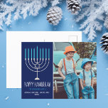 Carte Postale Photo de famille moderne Happy Hanoukka Bleu<br><div class="desc">Cette jolie carte postale à la mode Happy Hanoukka présente une belle menorah sur un arrière - plan bleu avec une typographie blanche. Cette belle carte postale de vacances avec photo juive présente la photo de vos enfants à côté de votre nom de famille.</div>