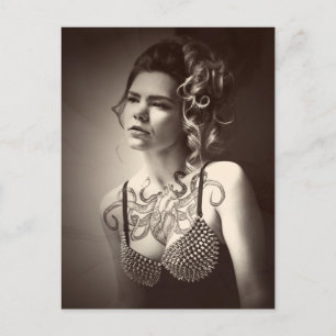 Carte Postale Photo de fille avec tatouage de poulpe sur le cœur