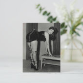 Carte Postale photo de fille pin up vintage (Debout devant)